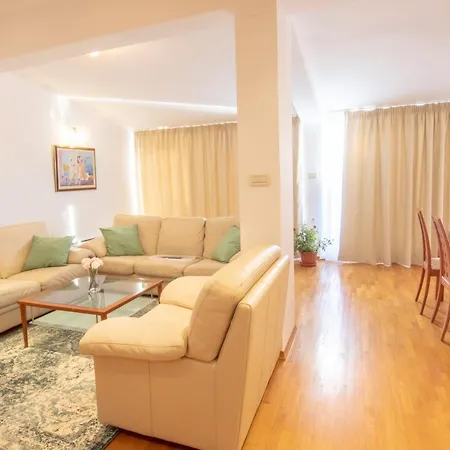 Downtown Olive Apartment